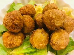 オリーブの豚肉包み揚げ オリーブオイルで揚げる