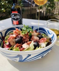 タコのマリネをエクストラバージンオリーブオイルでサラダに