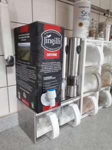 キッチンに収納されたジンギリ ２Lケース