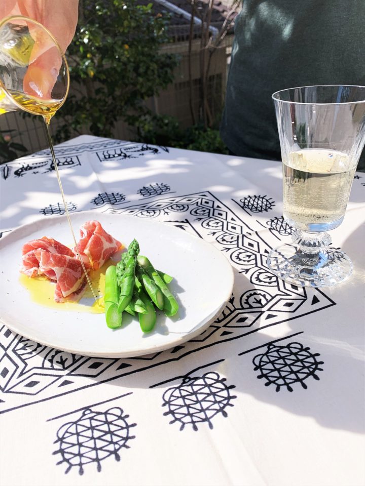 生ハムとアスパラガスにエクストラバージンオリーブオイルをかける